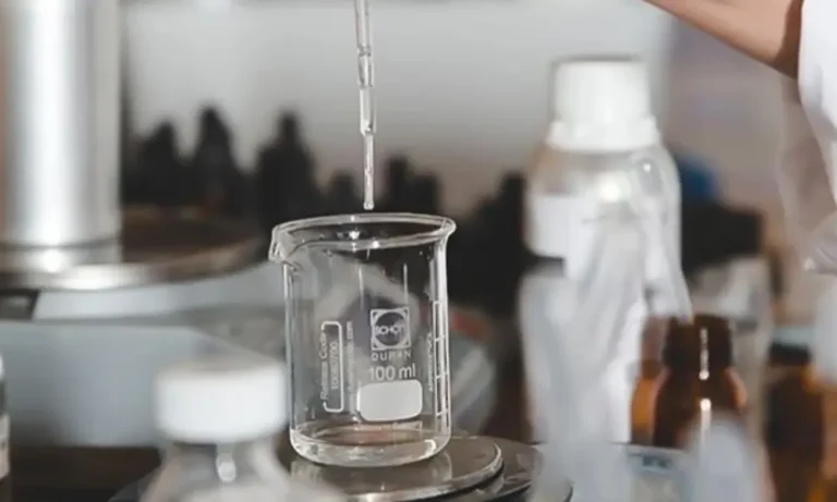 عطر و ادکلن اورجینال - وزیری بیوتی 121 چرا عطر بوی الکل می دهد